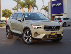 2025 Volvo XC40 Core Bright Theme