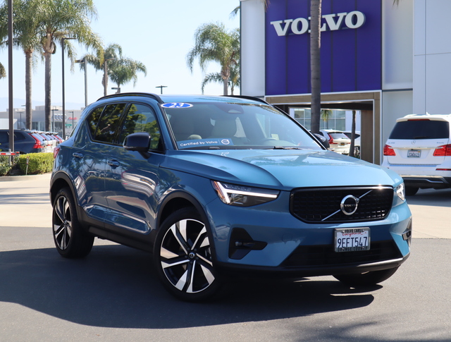 2023 Volvo XC40 Ultimate Dark Theme